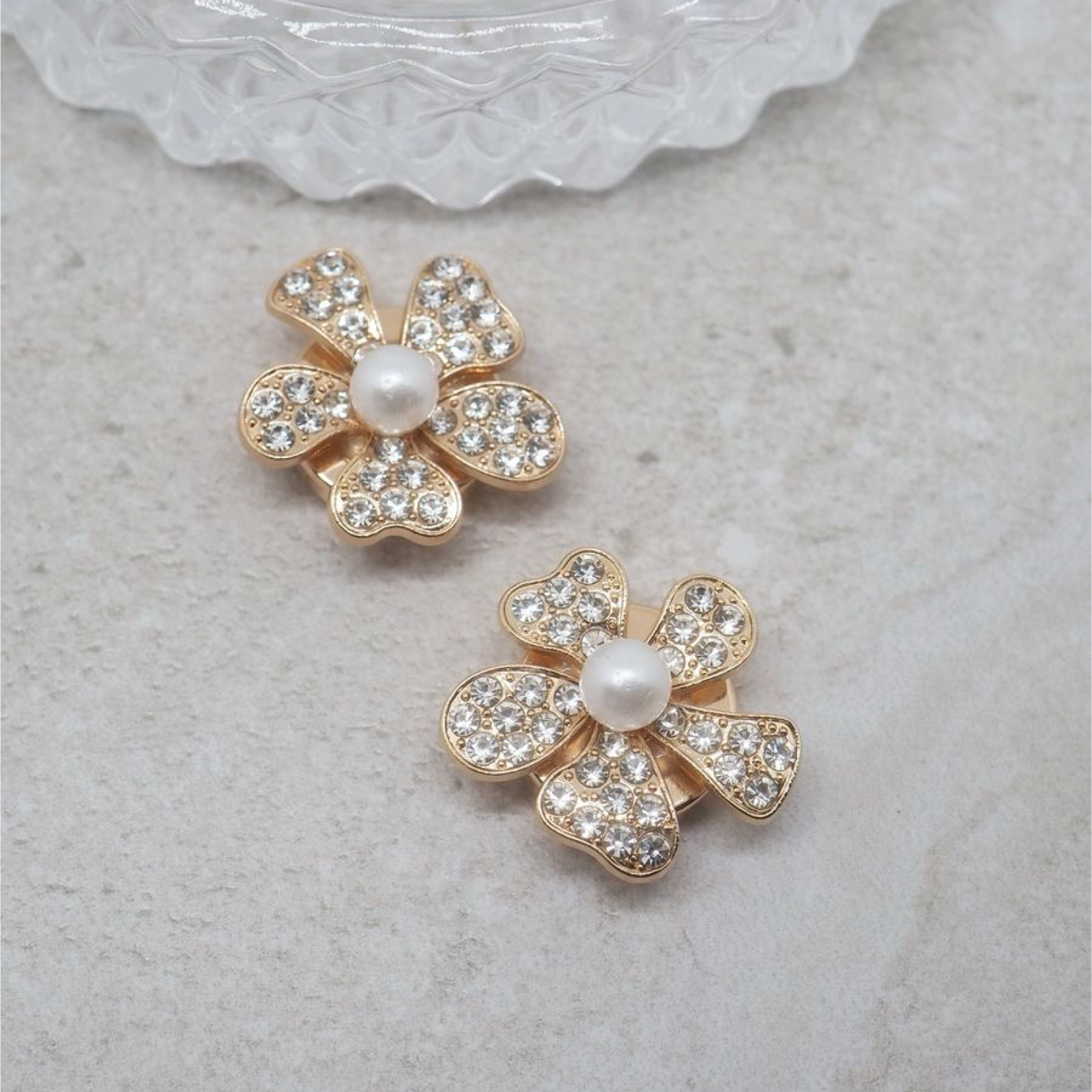 Knappepynt 2 stk, perle og strass - blomst gull