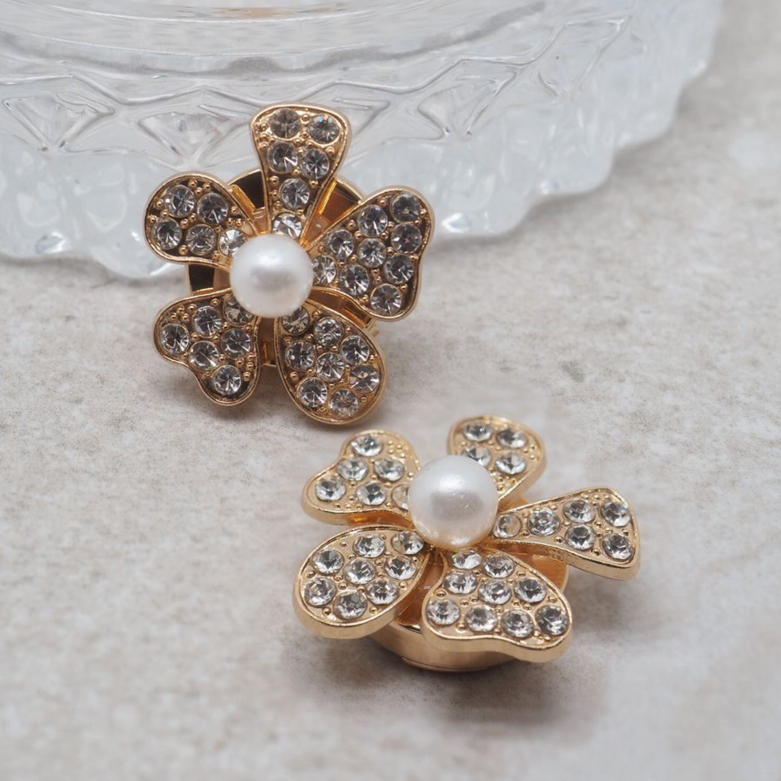 Knappepynt 2 stk, perle og strass - blomst gull