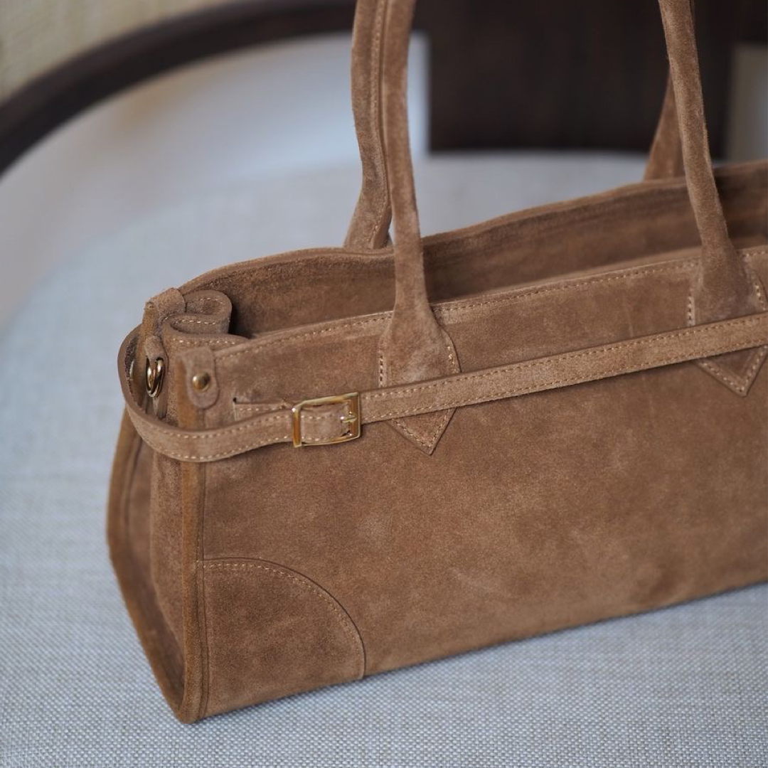 Semsket skinnveske med beltedetalj, cognac