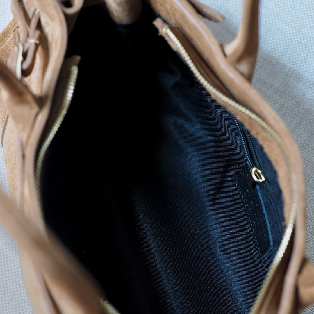Semsket skinnveske med beltedetalj, cognac