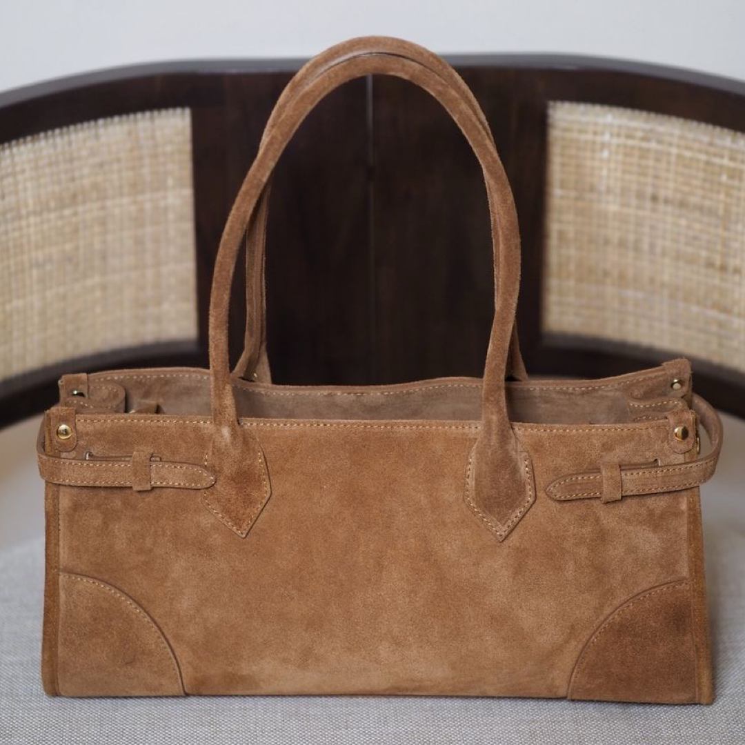 Semsket skinnveske med beltedetalj, cognac