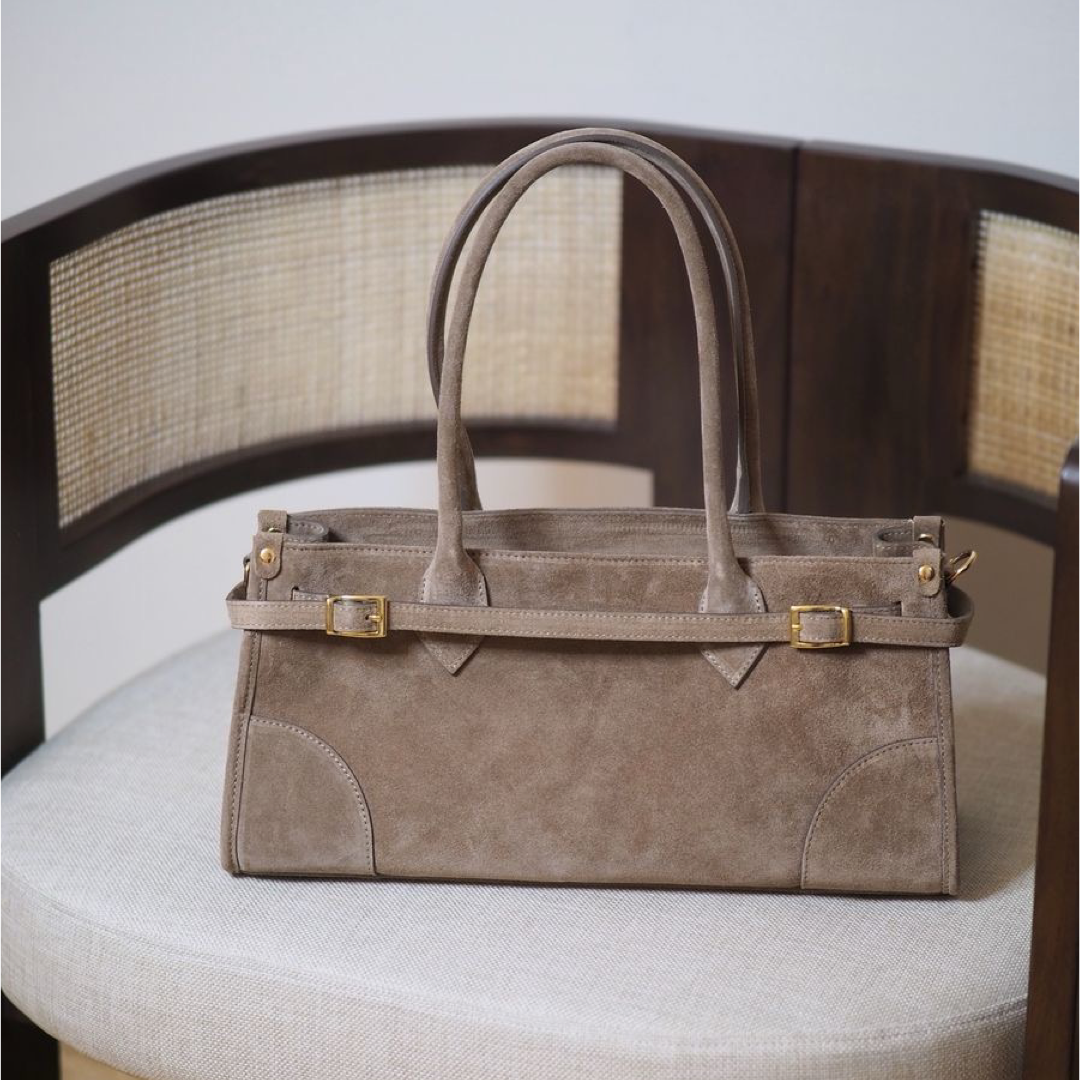 Semsket skinnveske med beltedetalj, taupe