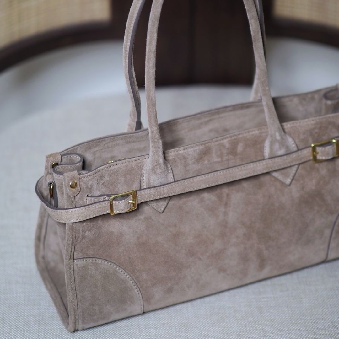 Semsket skinnveske med beltedetalj, taupe