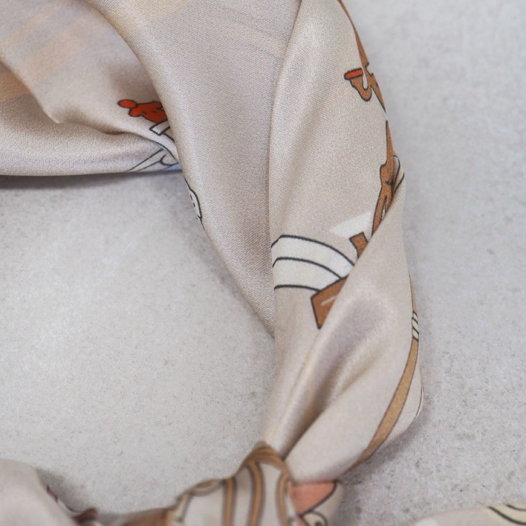 Silkeskjerf 70x70, beige og brun