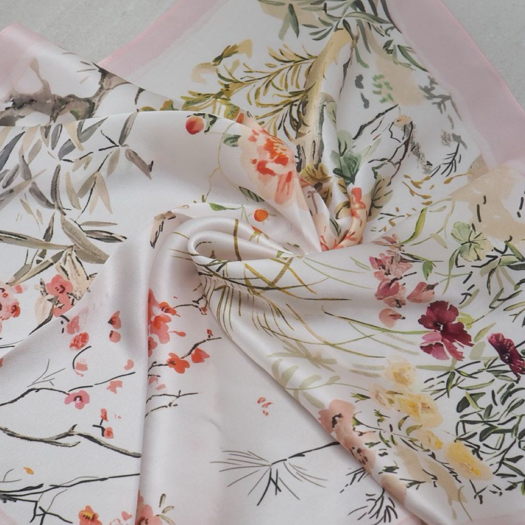 Silkeskjerf 70x70, rosa med blomstermix