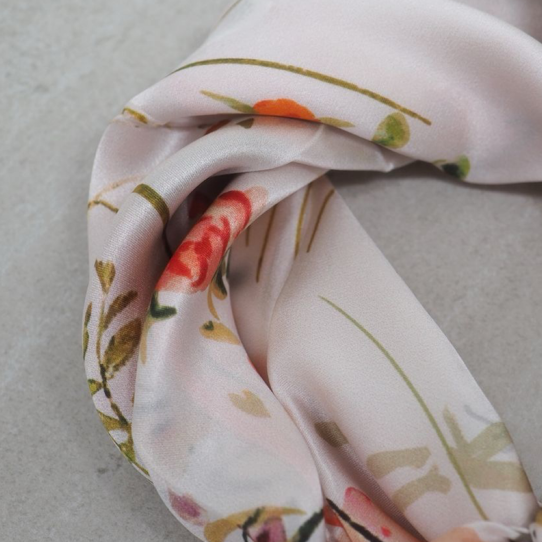 Silkeskjerf 70x70, rosa med blomstermix