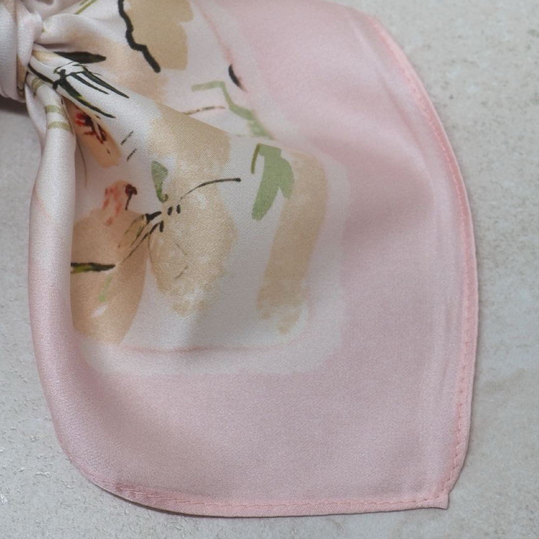 Silkeskjerf 70x70, rosa med blomstermix
