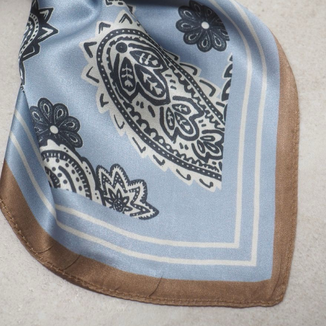 Silkeskjerf 70x70, blå paisley