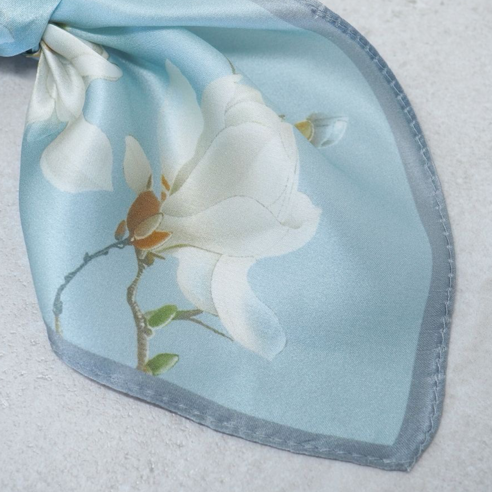 Silkeskjerf mini, lyseblått med magnolia