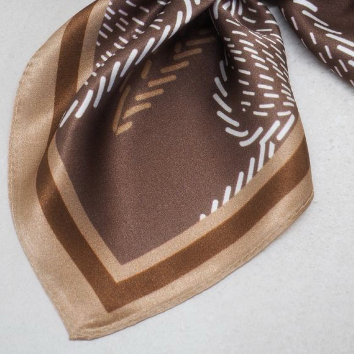 Silkeskjerf 70x70, brun og beige
