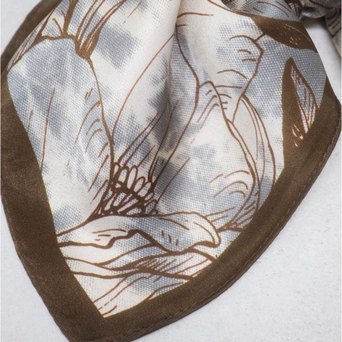 Silkeskjerf 70x70, olivengrønn, grå og beige