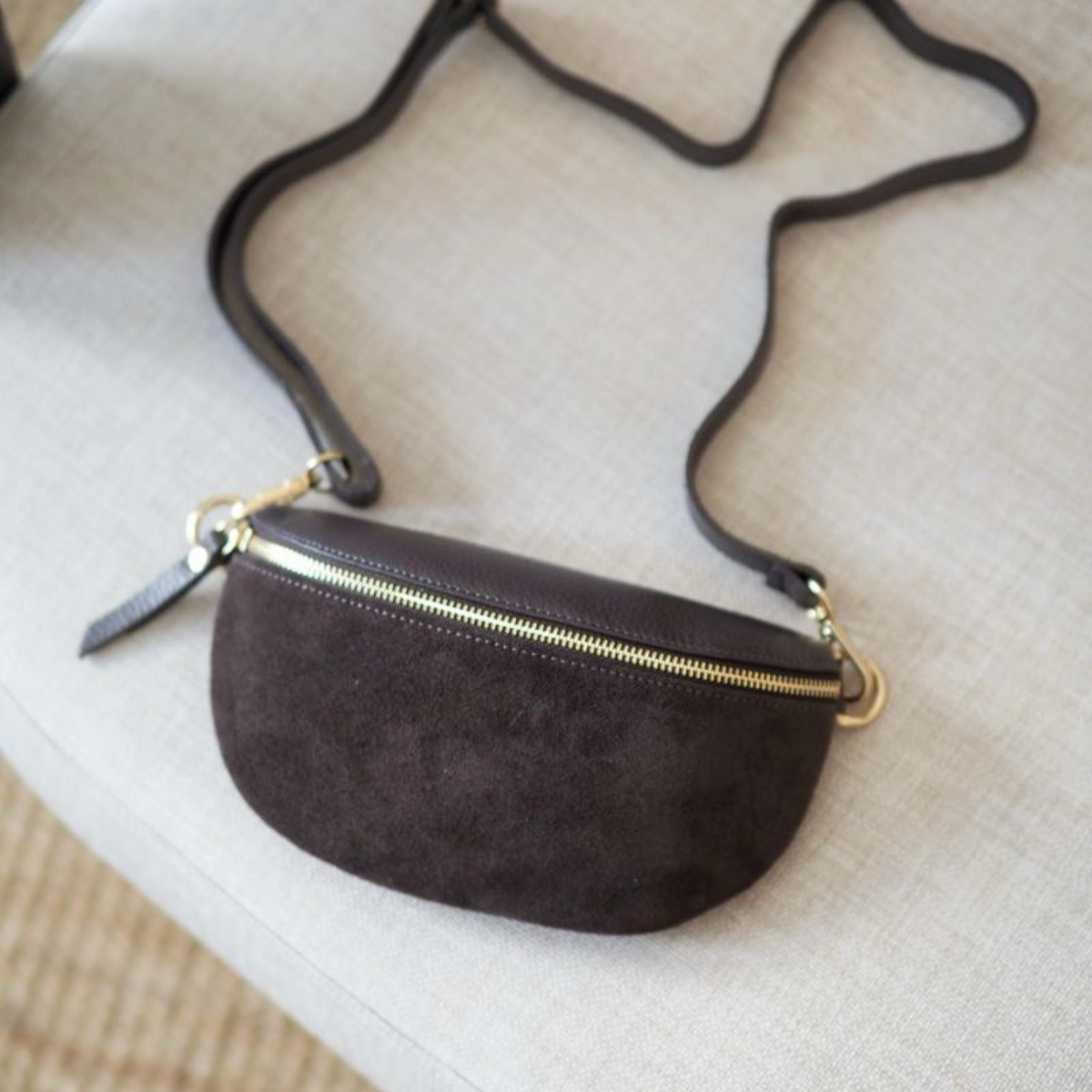 Bumbag i semsket skinn, mørkebrun