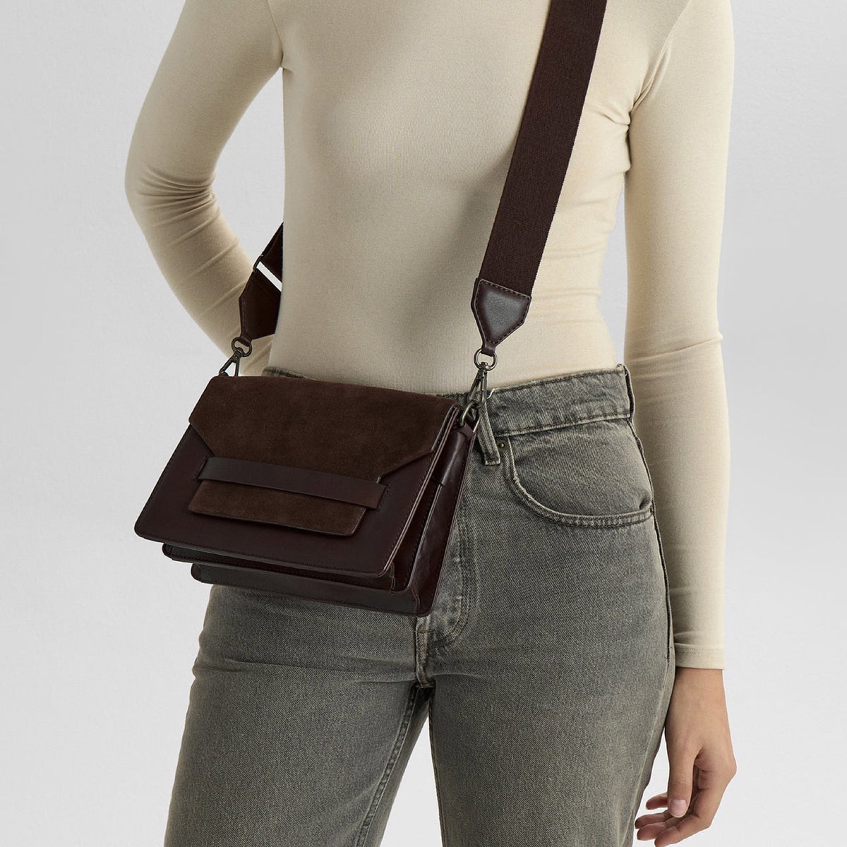Markberg Arabella Crossbody, semsket lokk