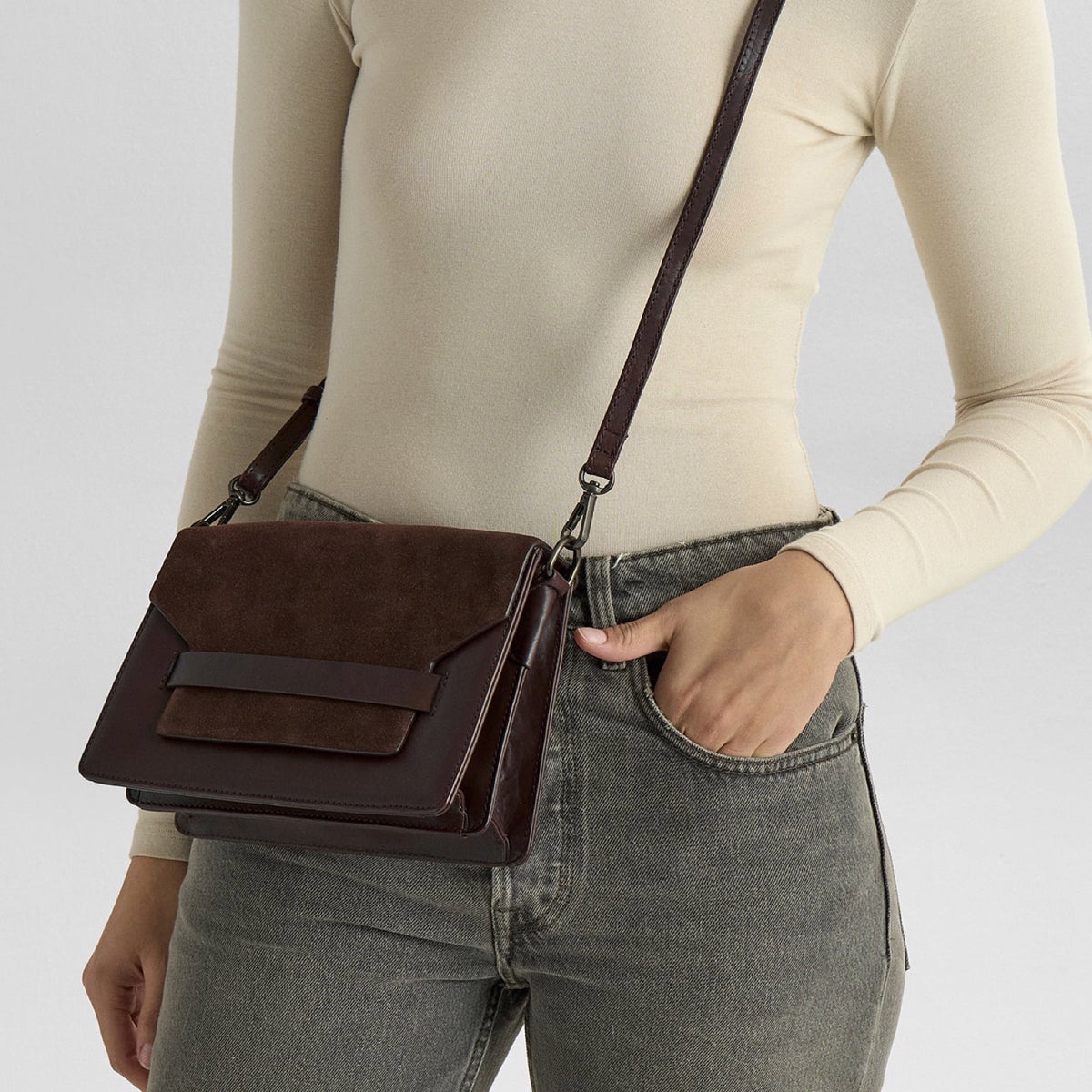 Markberg Arabella Crossbody, semsket lokk
