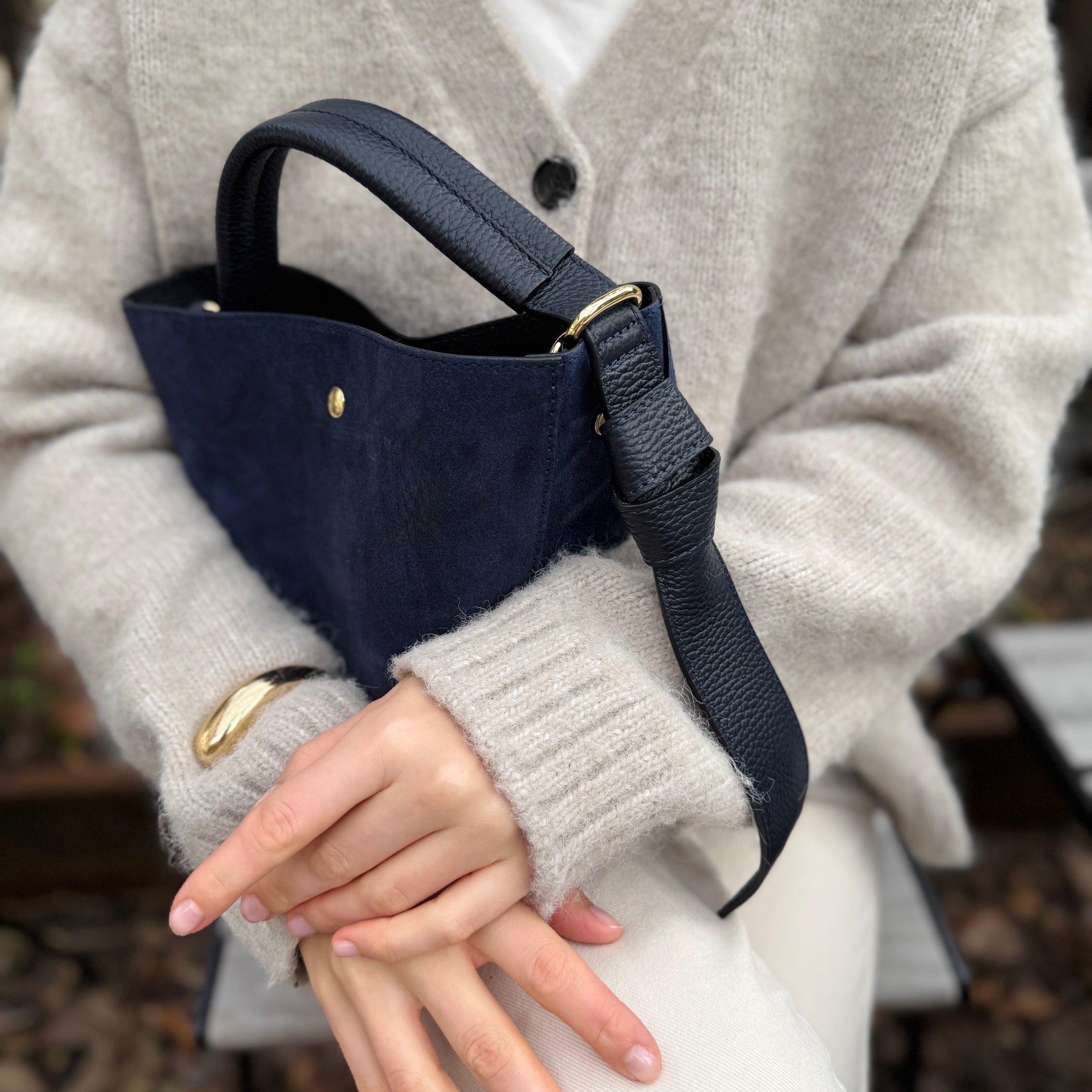 Bucket bag, semsket mørkeblå