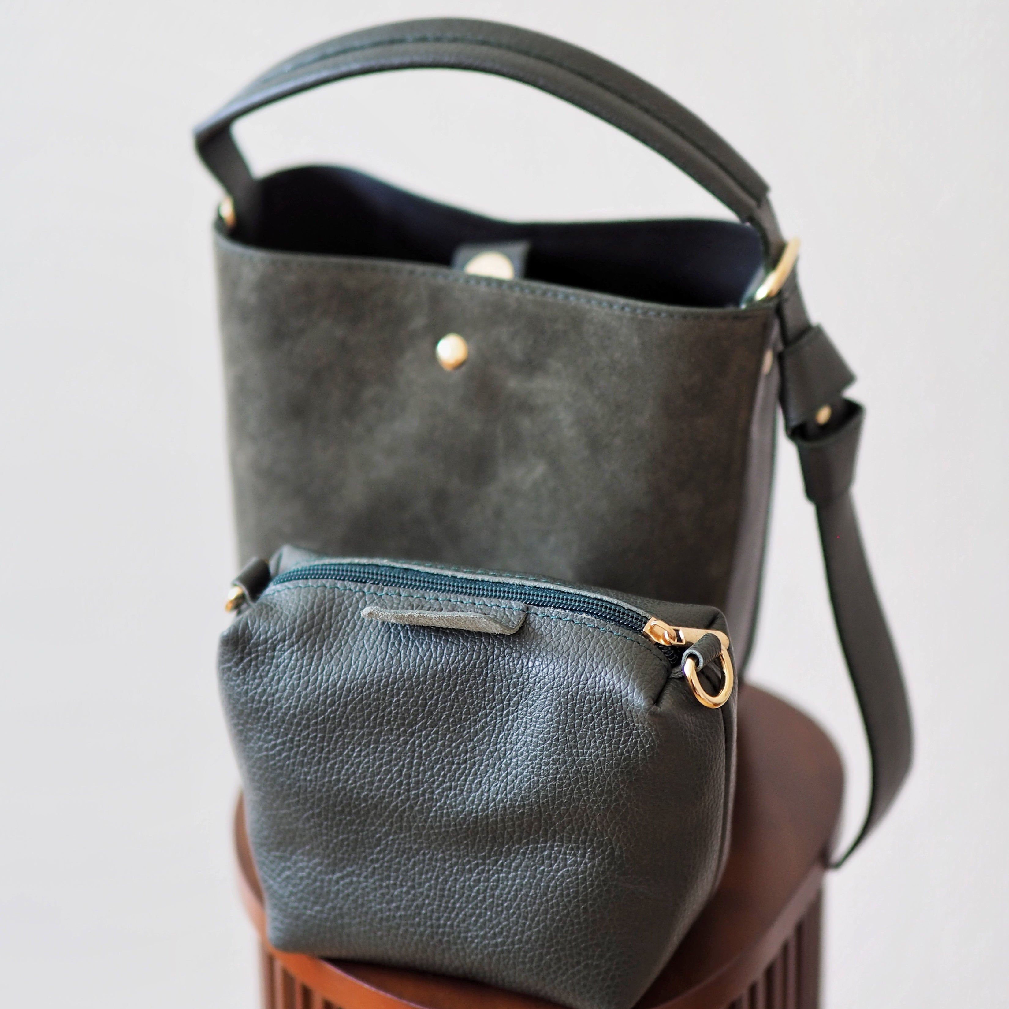 Bucket bag, semsket skinn Mørk grønn