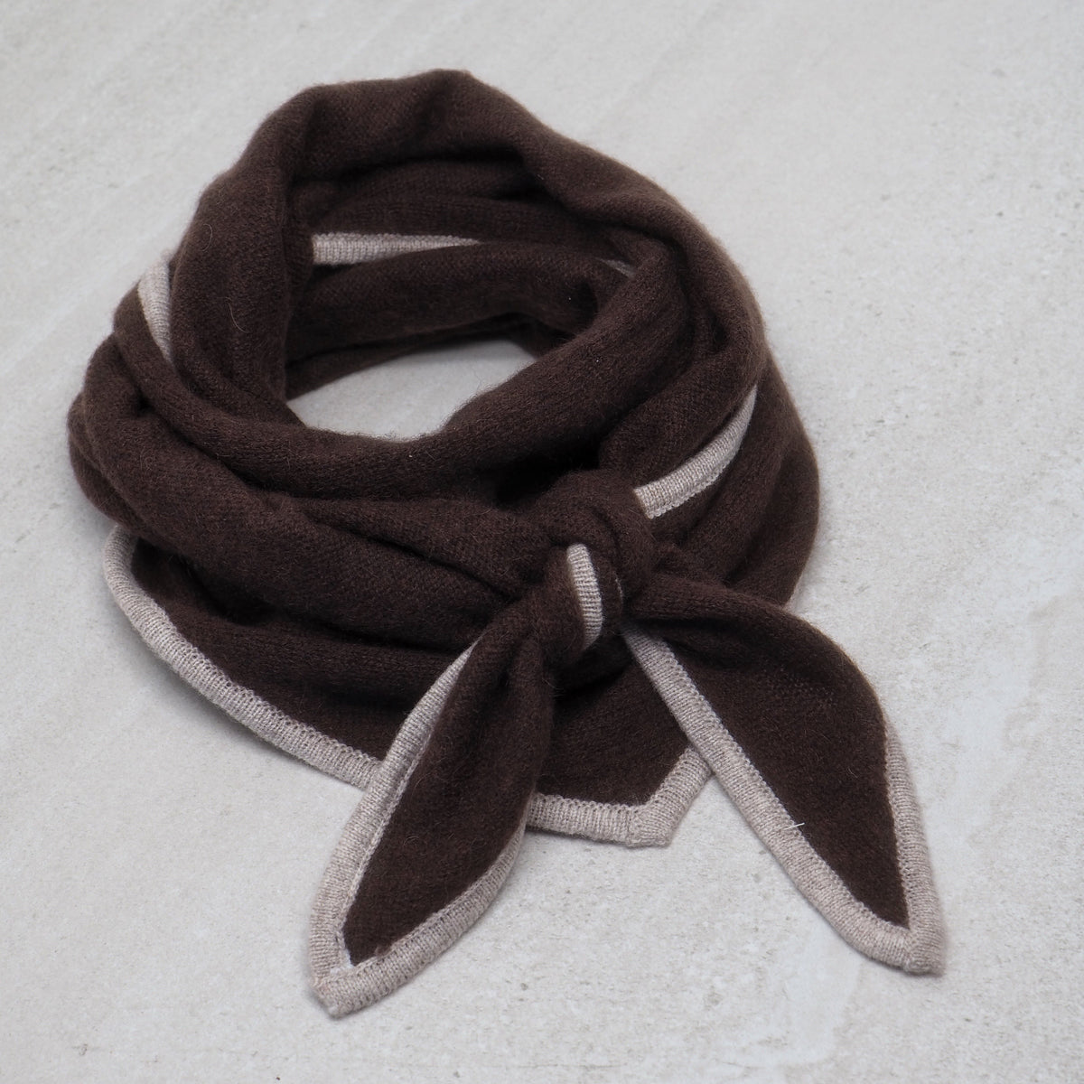 Trekantskjerf to-farget mørkebrun og beige