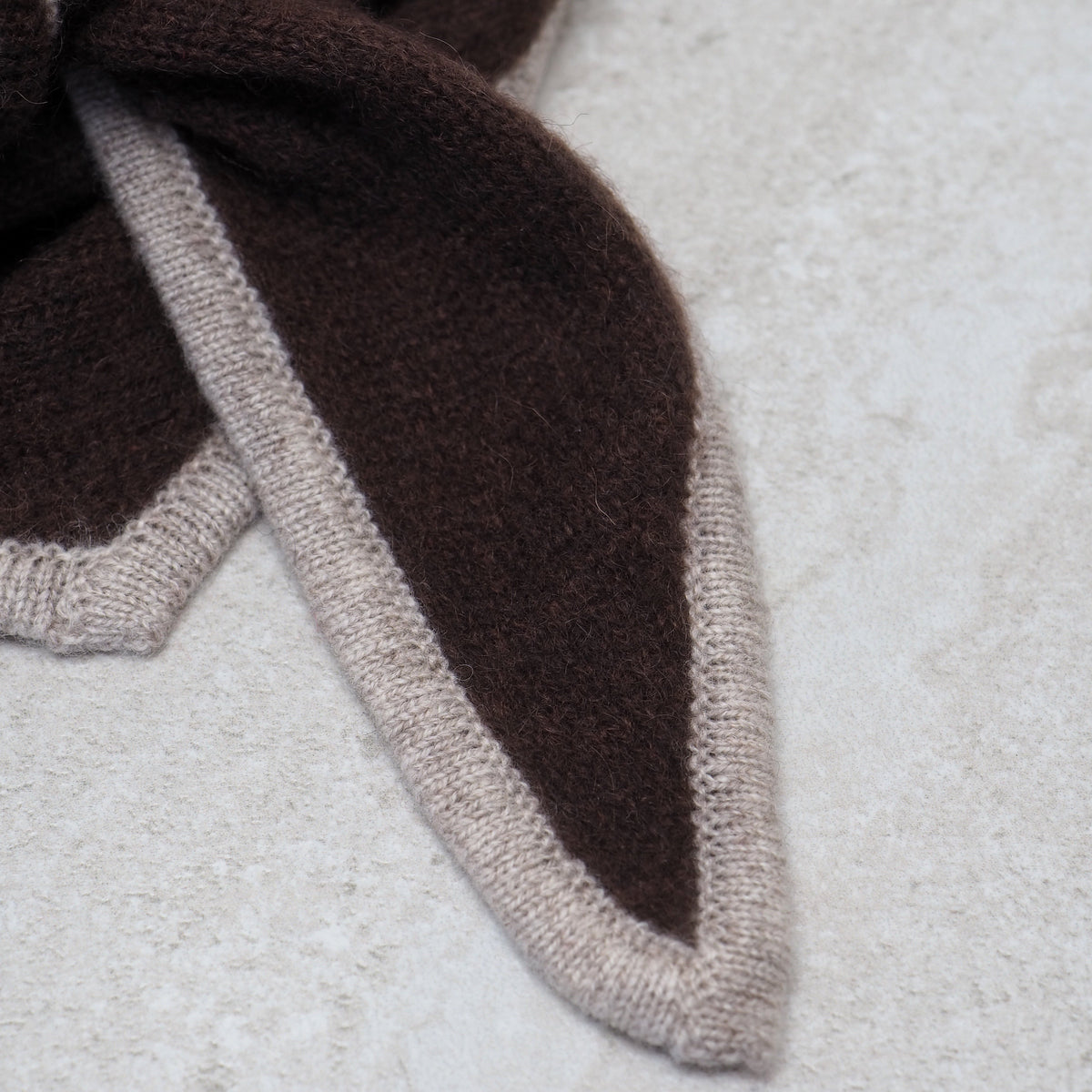 Trekantskjerf to-farget mørkebrun og beige