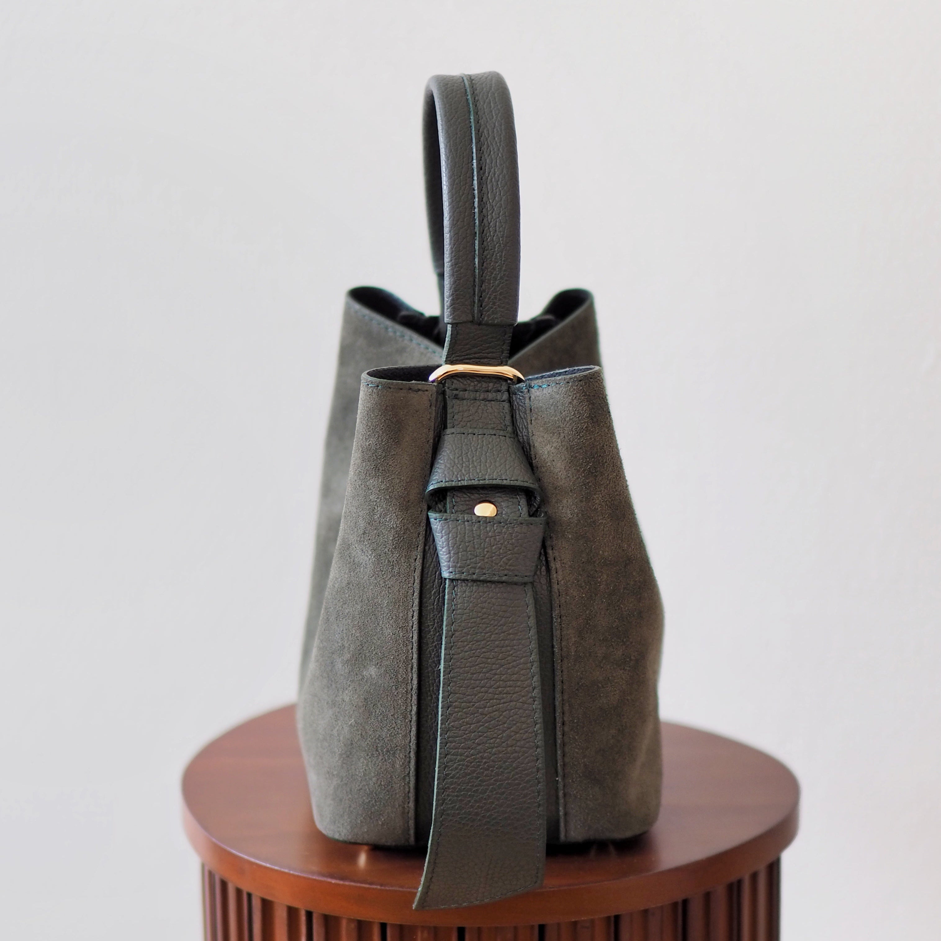 Bucket bag, semsket skinn Mørk grønn