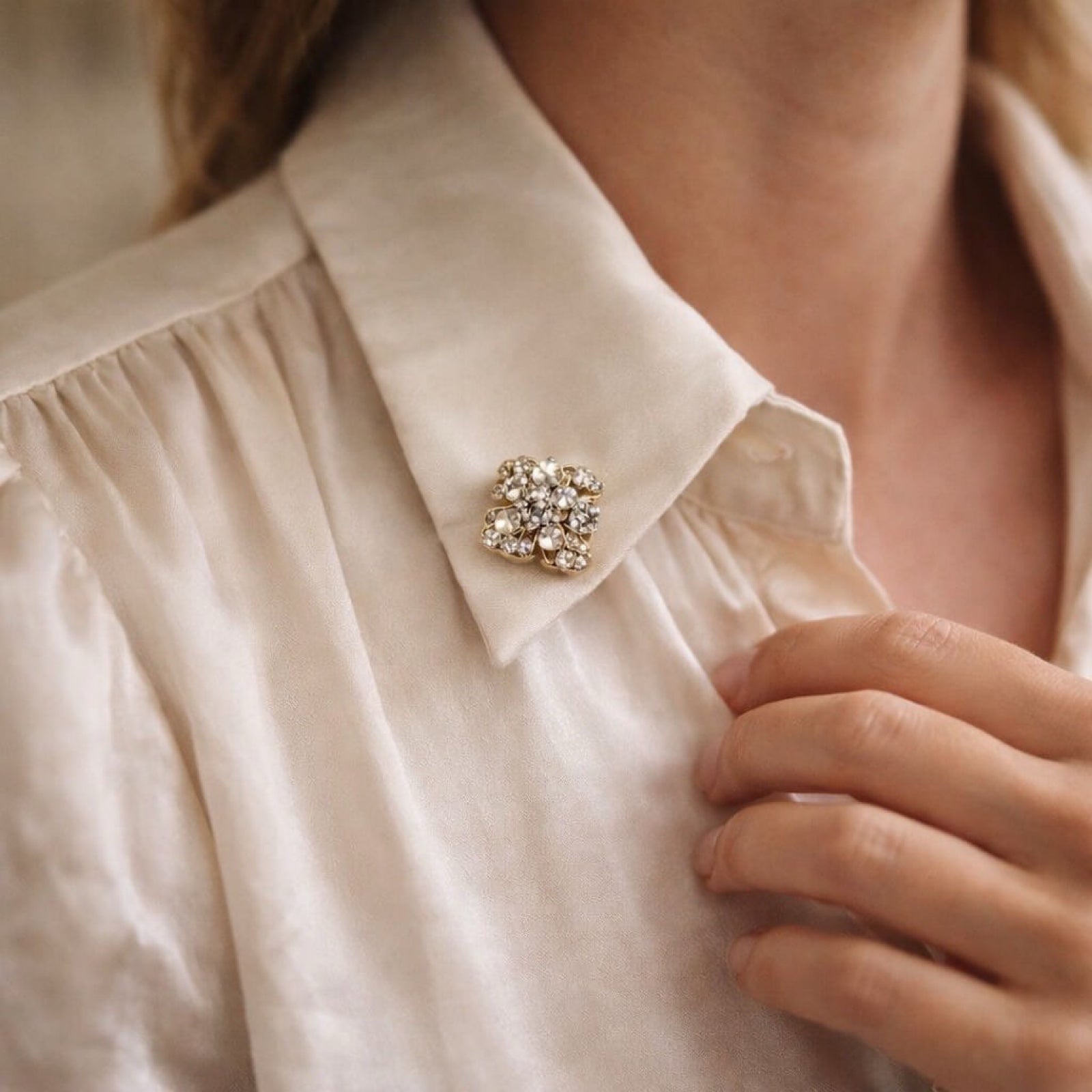 Knappepynt 2 stk, perle og strass - blomst gull