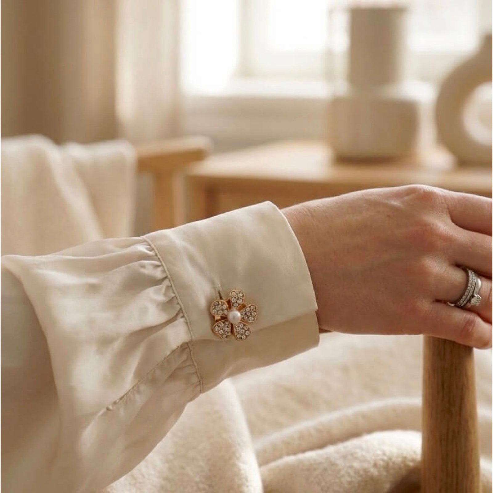 Knappepynt 2 stk, perle og strass - blomst gull