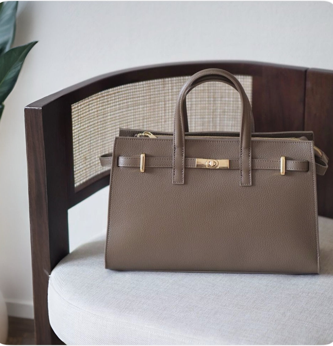 Stor klassisk skinnveske med plass til PC, taupe