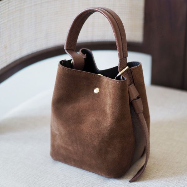 Bucket bag, semsket skinn, Mørk Cognac