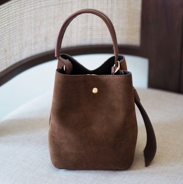 Bucket bag, semsket skinn, Mørk Cognac