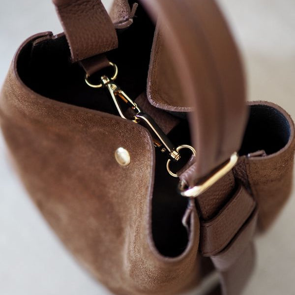 Bucket bag, semsket skinn, Mørk Cognac