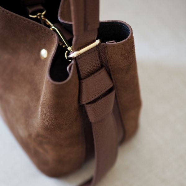 Bucket bag, semsket skinn, Mørk Cognac