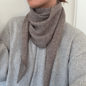 Trekantskjerf i 100% merinoull, melert brun