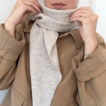 Trekantskjerf i 100% merinoull, melert beige