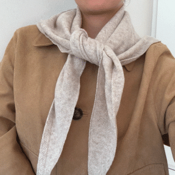 Trekantskjerf i 100% merinoull, melert beige