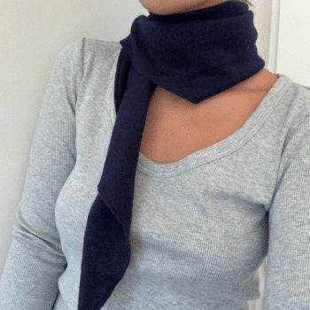 Trekantskjerf i 100% merinoull, mørkeblå