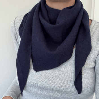 Trekantskjerf i 100% merinoull, mørkeblå