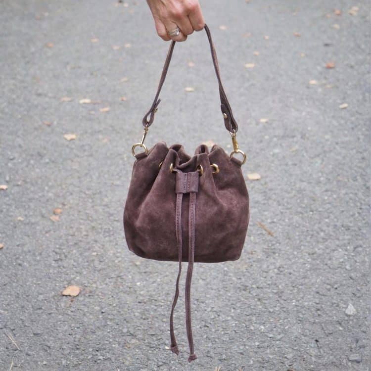 7D 4382 liten bucket bag i semsket skinn_7