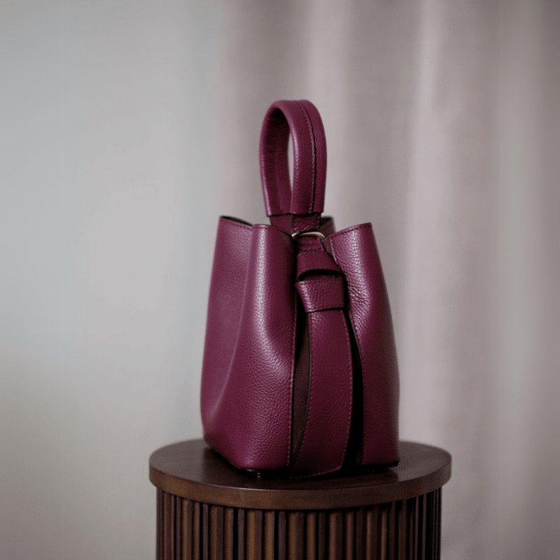 7D 0418 bucket bag i skinn, lys bordeaux