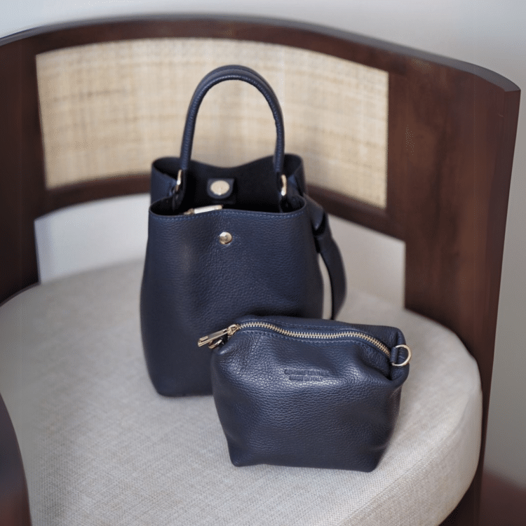 7D 8590 bucket bag i skinn, navy 1