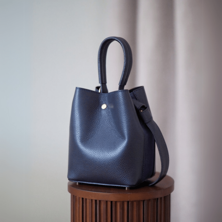 7D 8590 bucket bag i skinn, navy 3