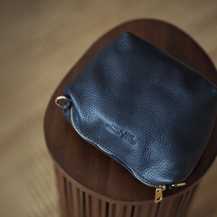 7D 8590 bucket bag i skinn, navy