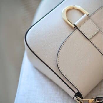 Charlotte skinnveske med gulldetalje - Offwhite