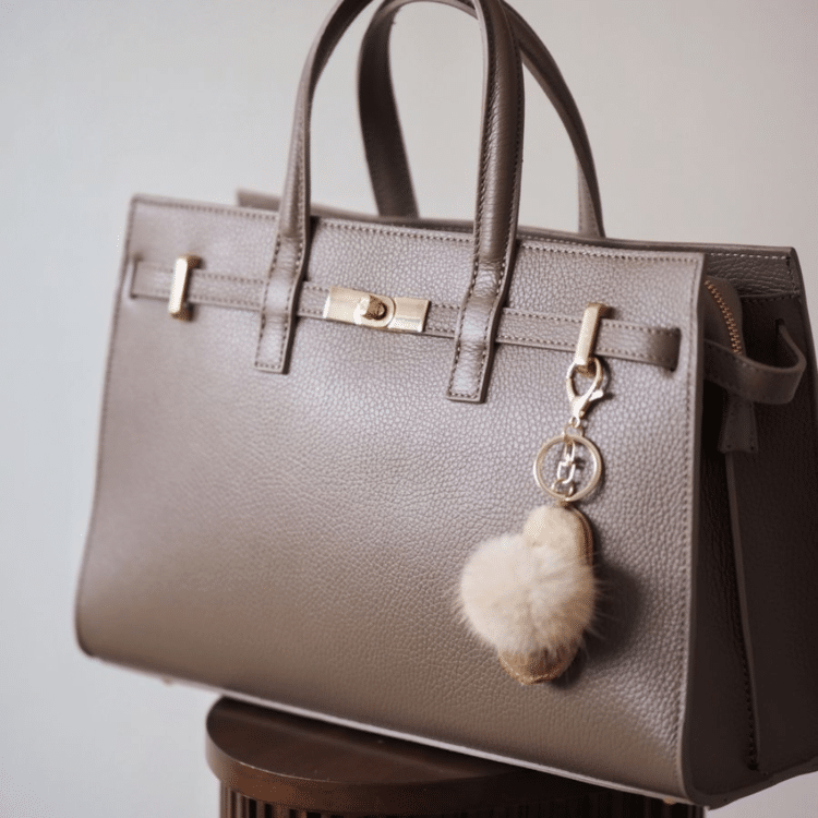 7d0999-7days-nokkelring-veskepynt-toffel-beige-7