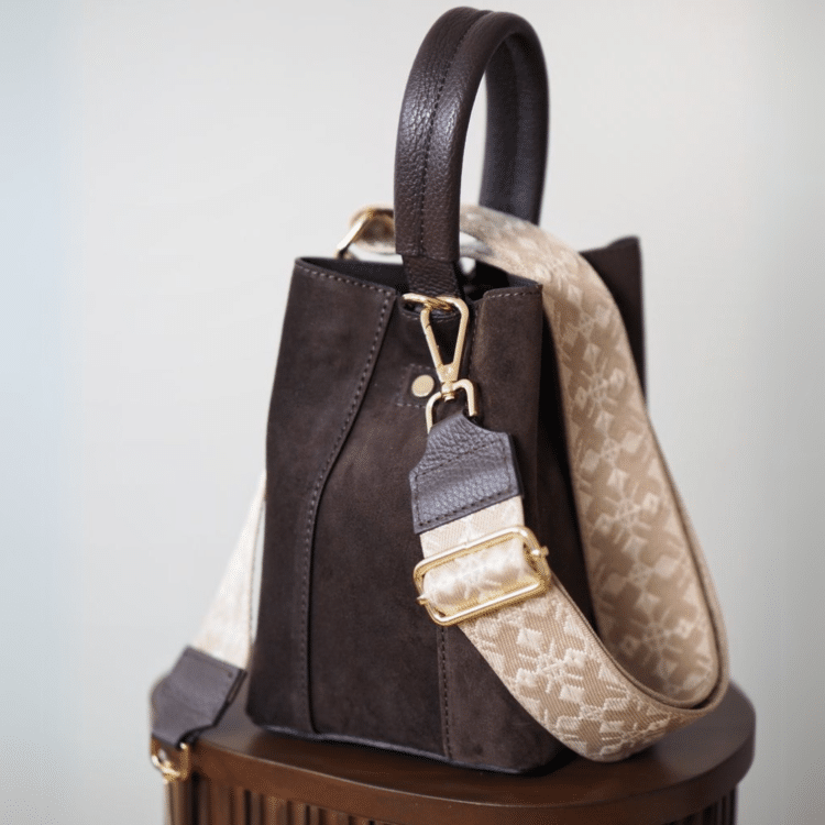 7D11415-7days-veskestropp-skinndetaljer-morkebrun-beige-on-bucket-bag