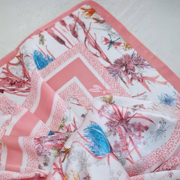 7D 1682 Satengskjerf rosa og blåfarger_2