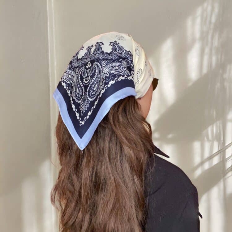 7D 1729 Satengskjerf off-white og mørkeblå_4