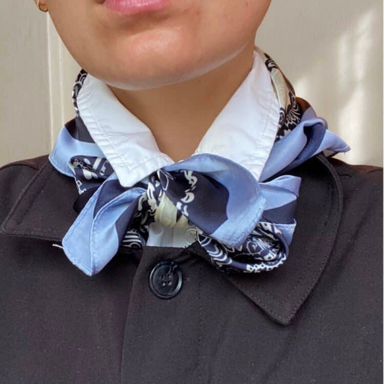 7D 1729 Satengskjerf off-white og mørkeblå_9