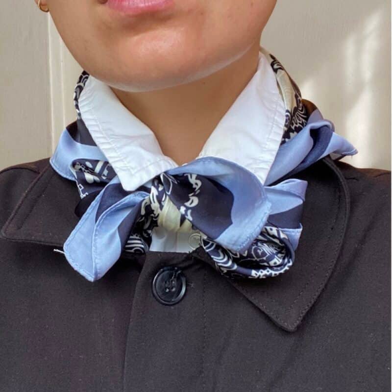 7D 1729 Satengskjerf off-white og mørkeblå_9