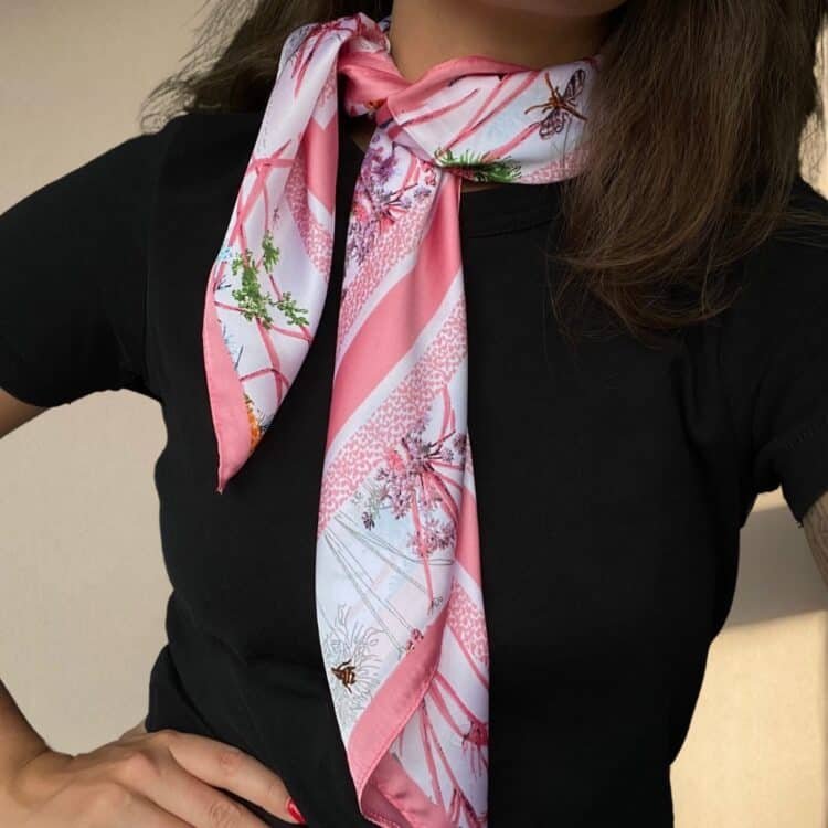 7D 1682 Satengskjerf i rosa og blåfarger, modell_3