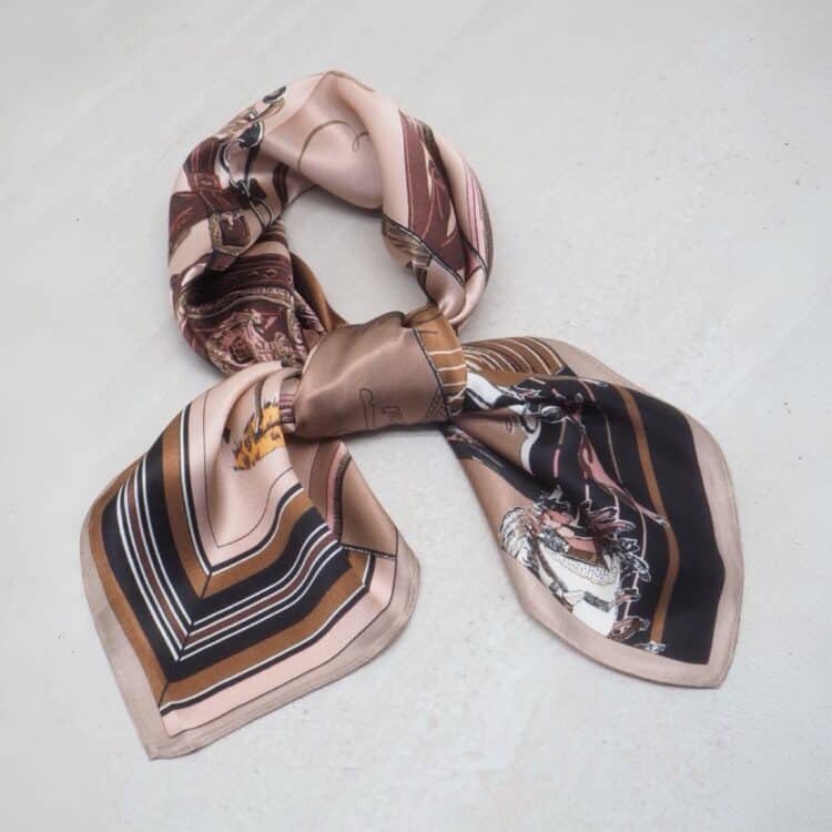 7D 3471 Silkeskjerf 70x70, bruntoner_1