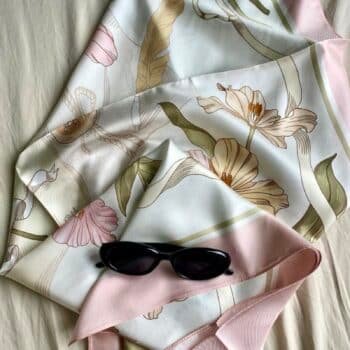 Silkeskjerf stort, beige med rosa detaljer